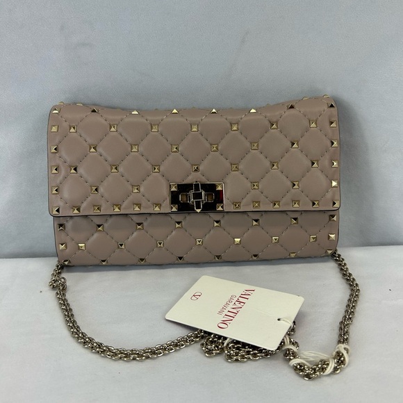 Valentino Garavani Handbags - Valentino Garavani

Rockstud Spike Nappa Leather Crossbody Clutch Bag